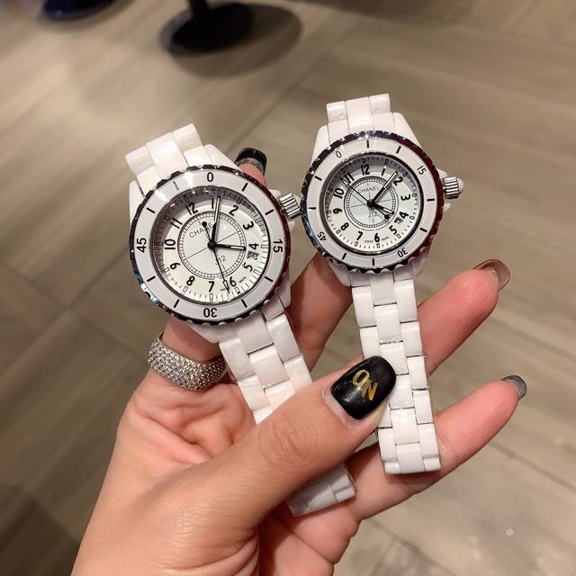 香奈儿 Chanel J12系列N表径：表扣：三重折叠原装扣 背透：密底 表壳材质：陶瓷N表盘材质：陶瓷精钢 表镜材质：水晶玻璃 表冠材质：精钢，旋入式精钢表冠
