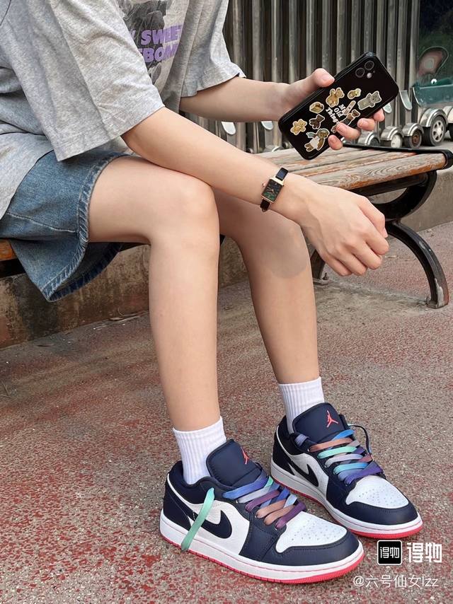 火热全网的爆款方糖小绿表 Lolarose专注女性腕表的设计,致力于宝石与腕表的结合,旗下每一款手表的设计灵感都源自于宝石。这款小绿表就是源自于孔雀石,表盘里的 火热全网的爆款方糖小绿表 Lolarose专注女性腕表的设计,致力于宝石与腕表的结合,旗下每一款手表的设计灵感都源自于宝石。这款小绿表就是源自于孔雀石,表盘里的