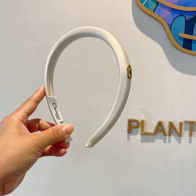 with packaging Dior's new narrow version of high-end brand headband, popular an
