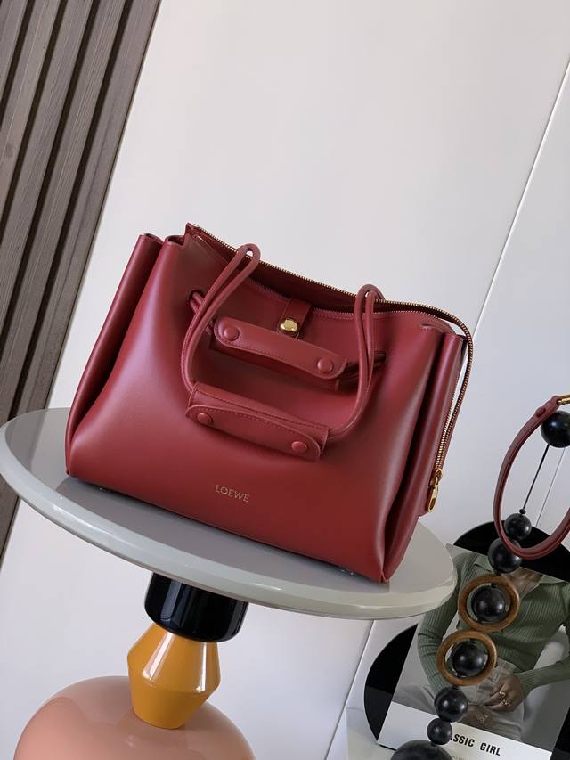 Medium soft cowhide Madrid handbagMadrid has a soft structured trapezoidal shape Medium soft cowhide Madrid handbagMadrid has a soft structured trapezoidal shape