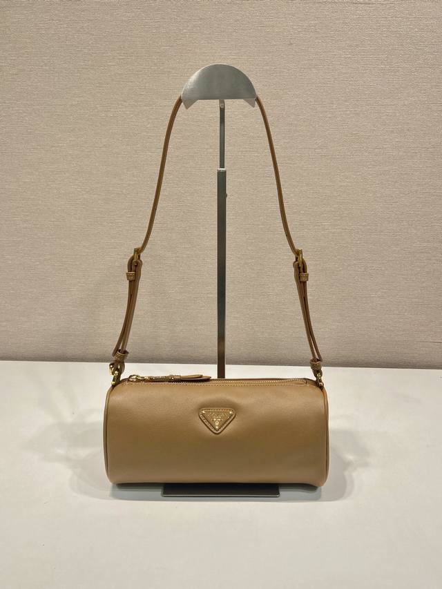 With full packaging New underarm bag 1Bc239 calfskin This calfskin clutch combin With full packaging New underarm bag 1Bc239 calfskin This calfskin clutch combin