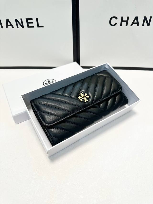 Color Black Size 19X10 New model from Tory Burch, high-quality sheepskin, first