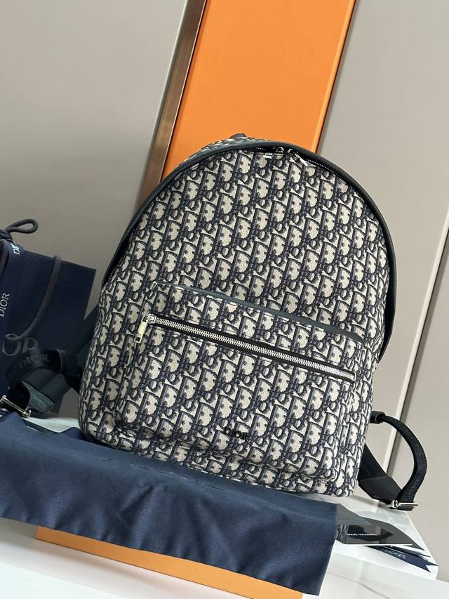 Large Black MarkTop OriginalSimple silhouette, this Rider backpack takes on a cl