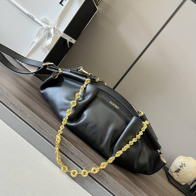 New Small Paseo Handbag with Chain in Leather Exquisite workmanship, simple and