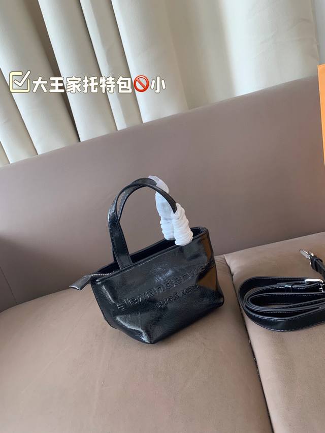 Small size Dawang's favorite bag is finally here The bag is super soft, large ca Small size Dawang's favorite bag is finally here The bag is super soft, large ca