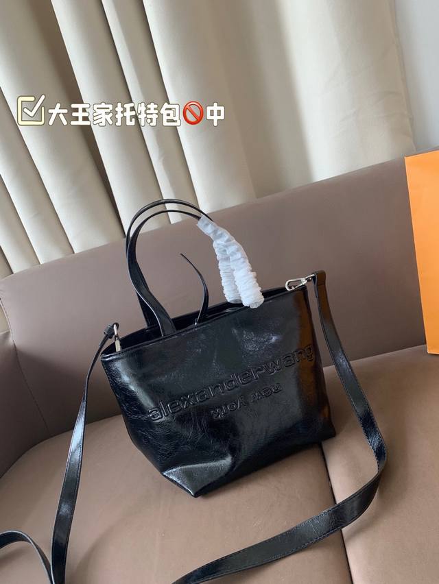 Medium size Dawang's favorite bag is finally here. The bag is super soft, large Medium size Dawang's favorite bag is finally here. The bag is super soft, large
