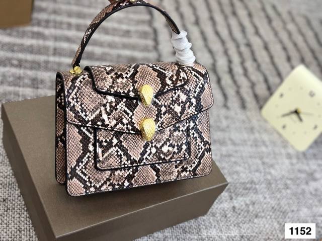 with box Bulgari snakehead bag has never stopped. In recent years, it has been