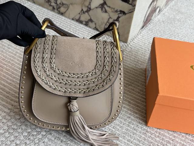 with boxSize: 23*22Cm Chloe's saddle bagSuede tassel rivet horseshoe buckleIncor