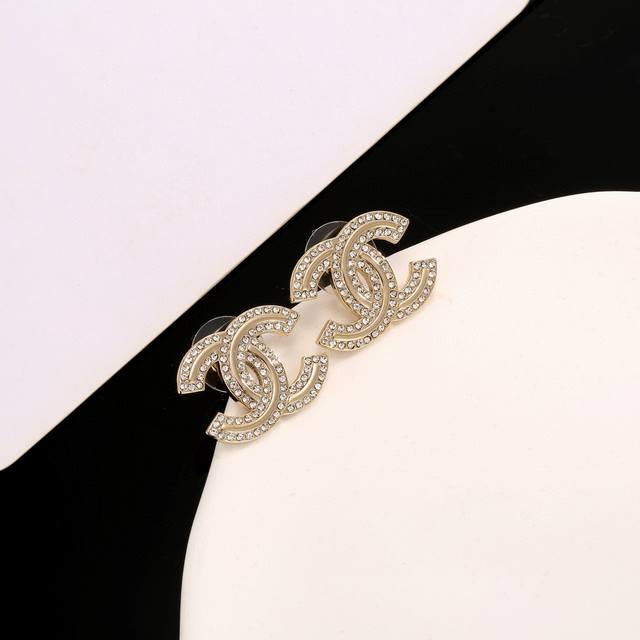 Chanel The hottest item in Chanel. The most classic style. The elegant earrings.