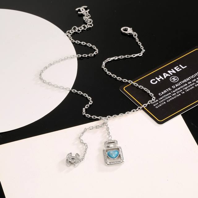 Chanel Chanel blue heart perfume bottle necklace, high-end quality, the same mat