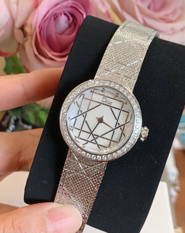 Dior La D My Dior Cd04111X1248 Cd04115X1251 series watches. The graceful arc de