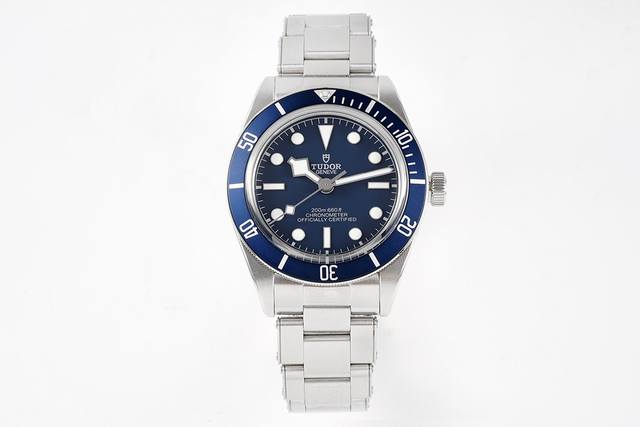 Zf年度最佳精品 碧湾小盾 复古别致 Zf震撼推出 帝 ，陀碧湾系列M79030N-0001腕表，红三角，金时标，小尺寸，巧妙融合品牌传统美学与当代制表工艺，极
