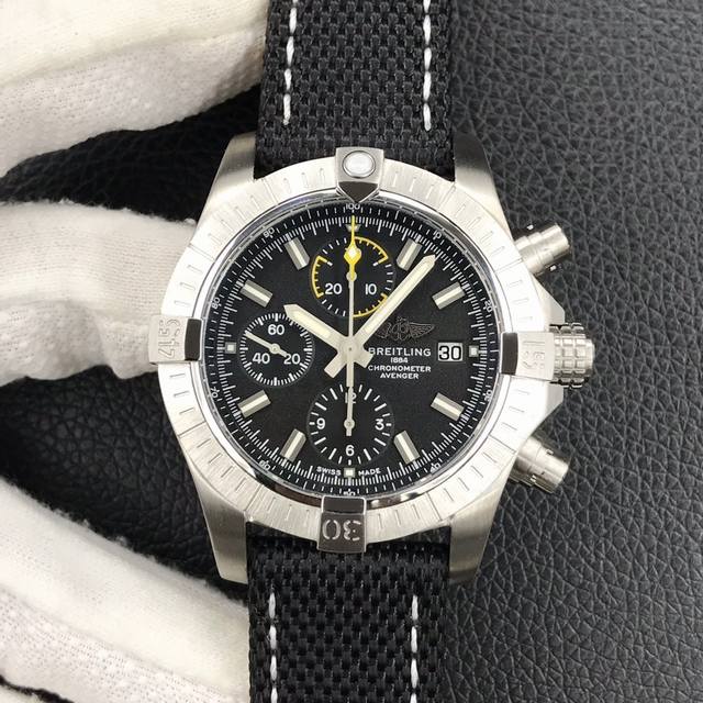百年灵复仇者计时码表Avenger Chronograph 43 精钢表壳经哑光拉丝处理，是一枚颇为低调内敛的飞行员表，提供计时码表及日历功能。表盘可选蓝色或黑