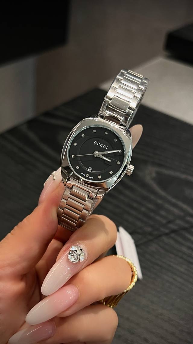 White shell gold 360 counter model Gucci Gg2570 series Ya14 4 watch quartz move White shell gold 360 counter model Gucci Gg2570 series Ya14 4 watch quartz move