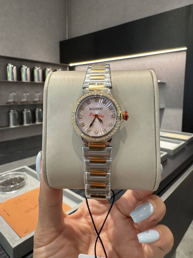white gold 440 diamonds 20 sapphires size 28mm Swiss 762 movement Bulgari Lvcea white gold 440 diamonds 20 sapphires size 28mm Swiss 762 movement Bulgari Lvcea