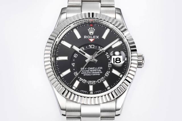 劳力士Rolex Sky-Dweller 天行者!精彩细节: 表壳 尺寸42毫米,沉稳可靠、雍容大度! 表圈采用劳力士Ring Command三角坑纹,旋转外圈 劳力士Rolex Sky-Dweller 天行者!精彩细节: 表壳 尺寸42毫米,沉稳可靠、雍容大度! 表圈采用劳力士Ring Command三角坑纹,旋转外圈