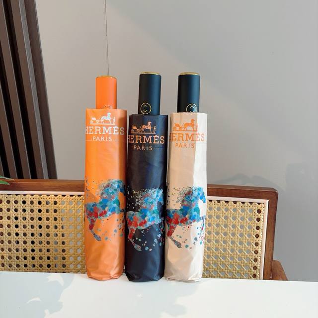 爱马仕 HermèS 新款 极品H家三折自动伞重磅呈现 以其精湛的工艺技术和源源不断的想像力 新涂层技术伞布 带来令人惊喜的遮光效果 让防晒及隔热性能更优保障