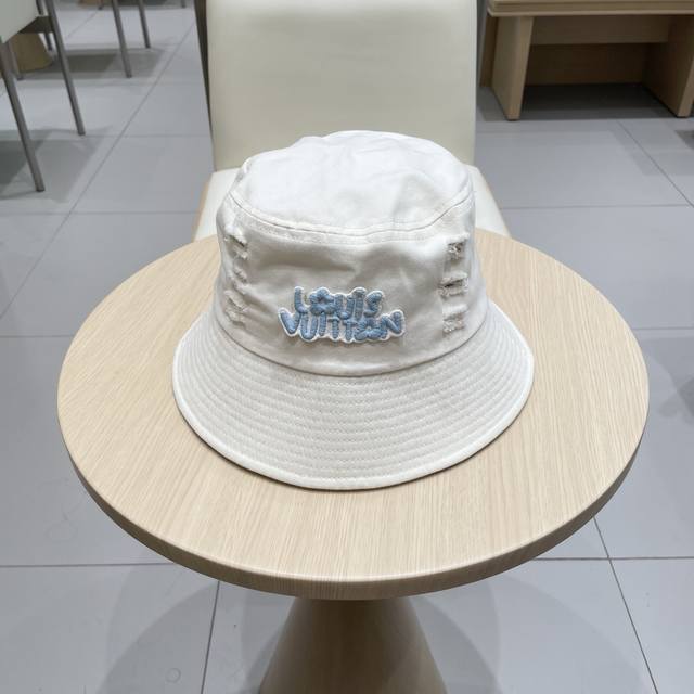Lv渔夫帽新款路易威登蝴蝶结渔夫帽 火爆出货,百搭单品随便搭配都很好看 质量超赞 时尚百搭 Lv渔夫帽新款路易威登蝴蝶结渔夫帽 火爆出货,百搭单品随便搭配都很好看 质量超赞 时尚百搭