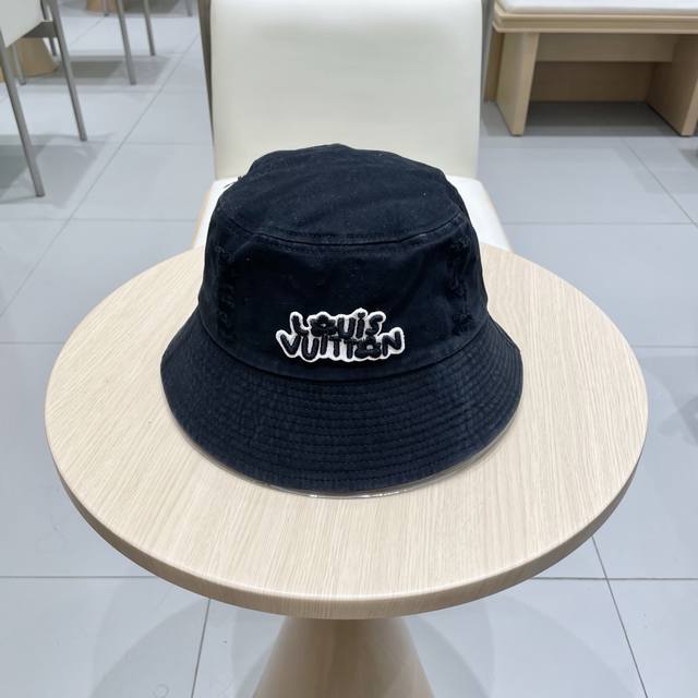 Lv渔夫帽新款路易威登蝴蝶结渔夫帽 火爆出货,百搭单品随便搭配都很好看 质量超赞 时尚百搭 Lv渔夫帽新款路易威登蝴蝶结渔夫帽 火爆出货,百搭单品随便搭配都很好看 质量超赞 时尚百搭