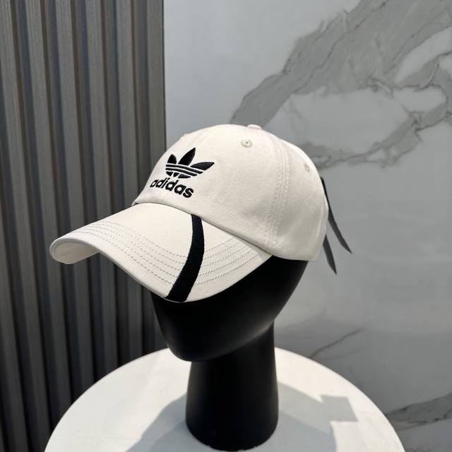 Adidas阿迪达斯高版棒球帽，细节做工都很精致，面料超舒服！百搭款