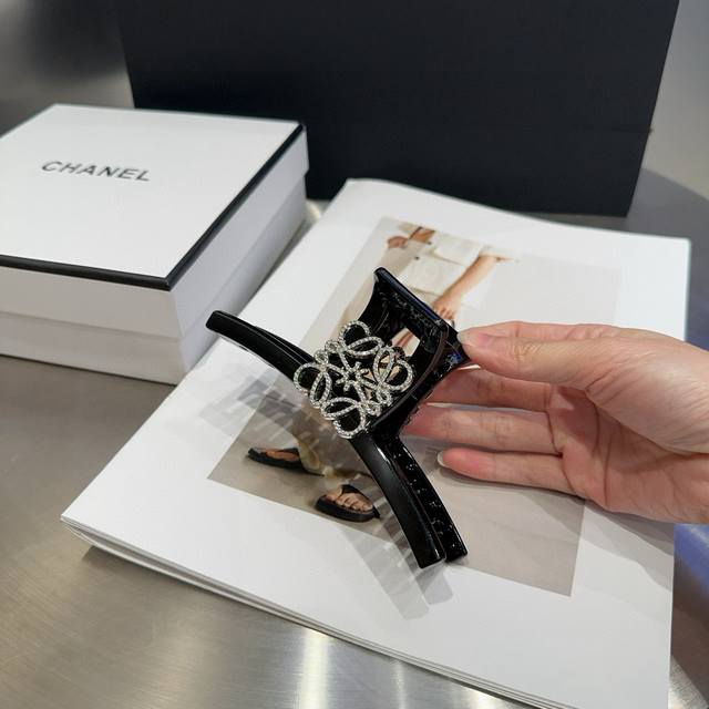 配包装盒 Givenchy 纪梵希 纪家新款抓夹，简单大气，火爆小单品，超好搭！潮人必备