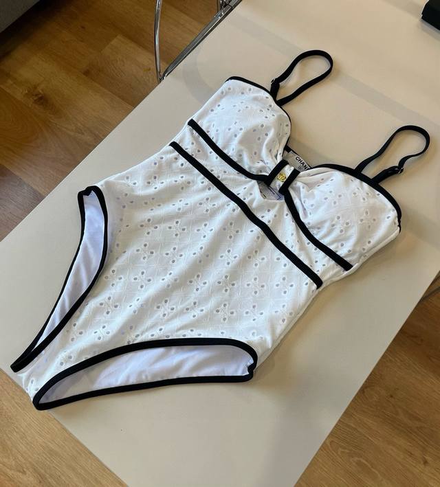 Chanel 香奈儿连体泳衣 适合多种场景的游泳衣♀海边 游泳池 温泉 水上乐园 漂流都可以内搭也完全可以 连体设计遮肉显高挑 腹部有点肉肉也不影响咱美美的 背