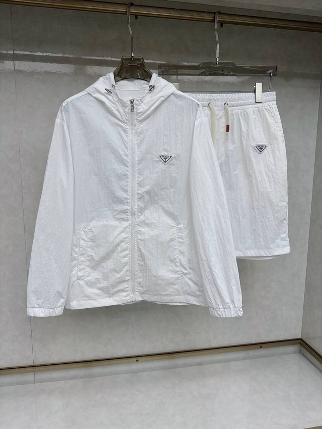Prada 2510Ss new spring and summer short-sleeved suit, unisex. The upper body ef