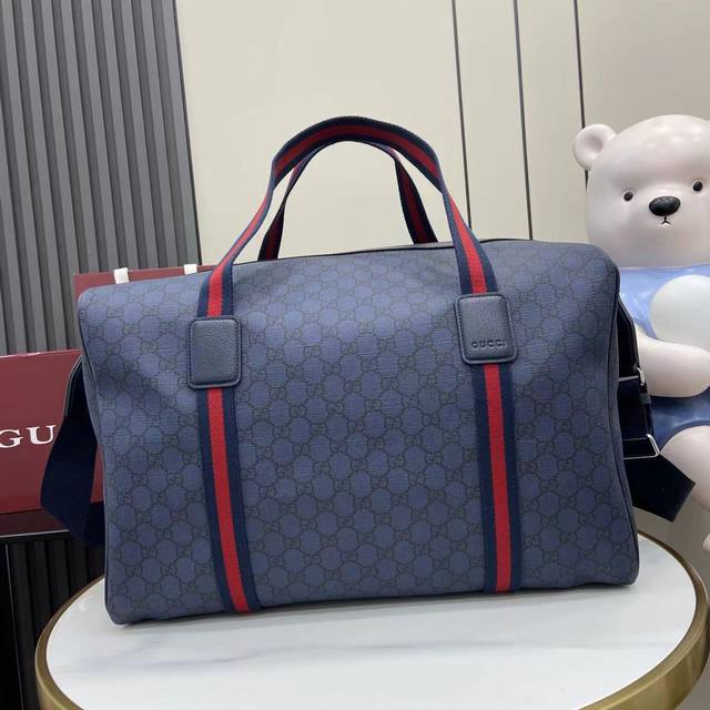 配全套原厂专柜礼品袋包装 新品 全新Gg Supreme面料质地更为柔软，为Gucci Tennis系列添上一抹深蓝色彩。在这款旅行包之上，它以亮眼之姿匠心呈现
