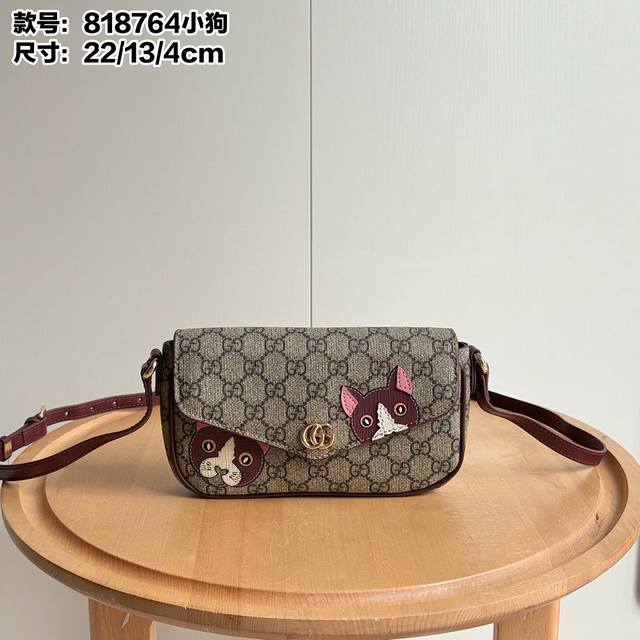 实拍# 型号：818764信封包尺寸：13X22X4Cm被小红书刷屏的信封包真的太实用了日常出门背 放2部手机和补妆用品都不在话下最重要很轻便 自重轻～经典红绿