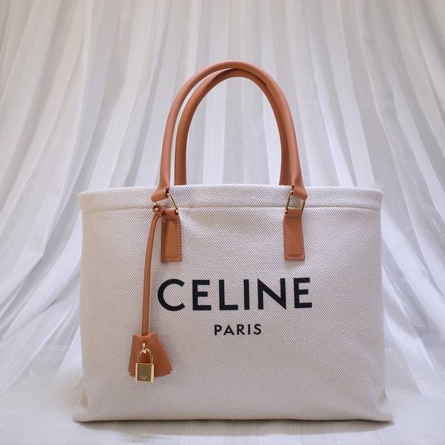 原单 不配包装 Tote Bag C新款印花帆布包 清新的感觉扑面而来。与往常的Tote包一样 袋口拉链 内阁设计拉链可以上锁 重要物品可以放入 相当安全 印花