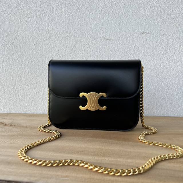 新品上线是谁说凯旋门没有链条包？？ 最新Celine College Triomphe 经典黑金凯旋门 来啦 多角度切割链条 不易掉色 太精致啦～ 风琴式设计亮