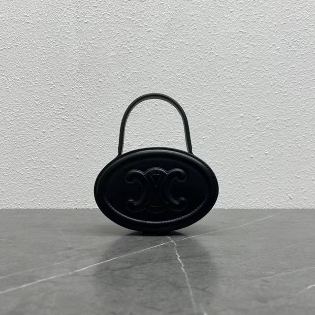 顶级原单 新品上线～手提月饼包手提月饼包～造型超复古的，这款完全就是被他家代言人辣Lisa种草的，Lisa背上身的时候真的让人眼前一亮，原来酷女孩也可以拥有可可
