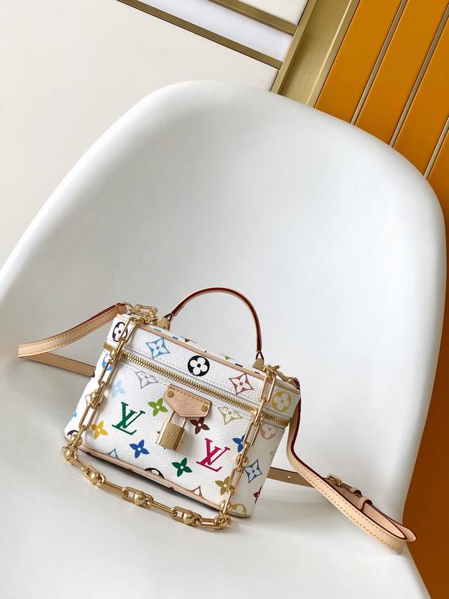调价 M13662 动态芯片 白彩本款 Vanity Pouch 手袋出自路易威登 X 村上隆再版系列，以艺术家的鲜明色调重绎品牌经典 Monogram 图案。