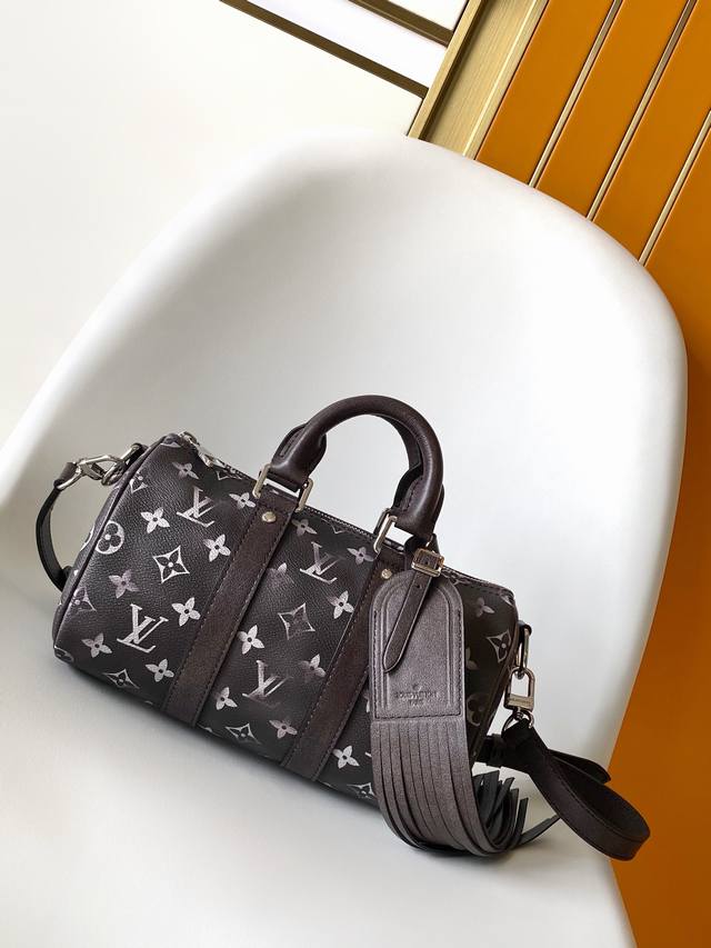 变动芯片版顶级原单M11595 渐变 M11542新款 Keepall BandoulièRe 25 手袋汲取西部灵感,以 Pharrell Williams 变动芯片版顶级原单M11595 渐变 M11542新款 Keepall BandoulièRe 25 手袋汲取西部灵感,以 Pharrell Williams