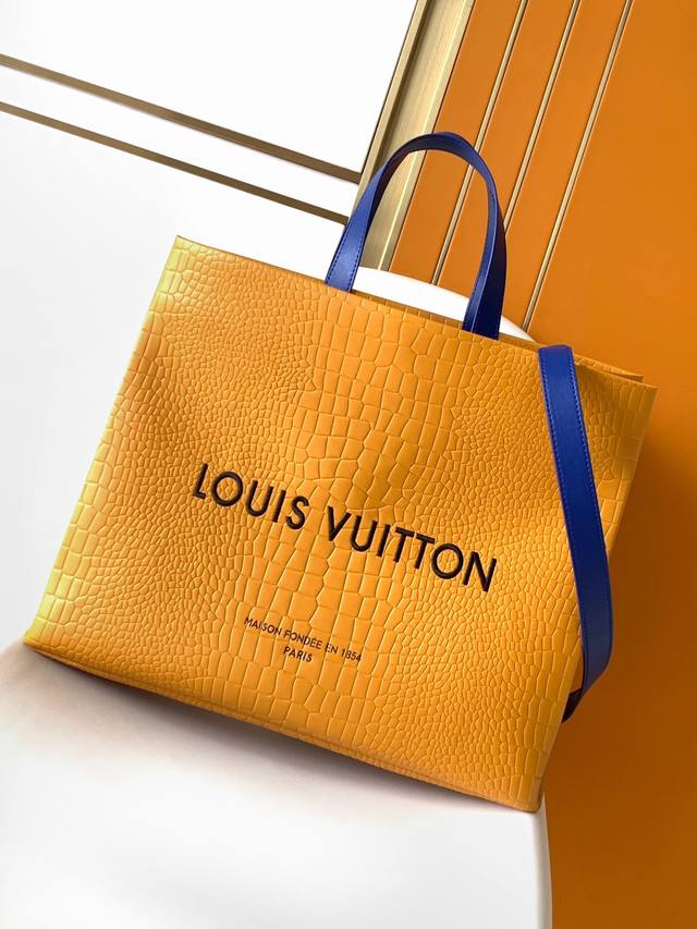 M24457 Crocodile-grained, premium original. This medium Shopper bag draws inspir