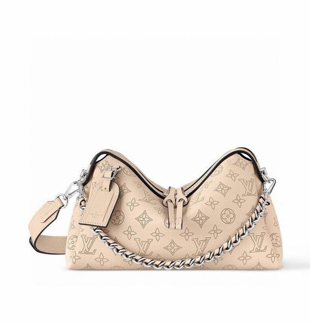 M24255灰色 M24114奶白 M24132大号黑色本款 Mahina Hand It All 小号手袋取材细腻穿孔牛皮革，以优雅垂坠质感烘托别致包身轮廓。