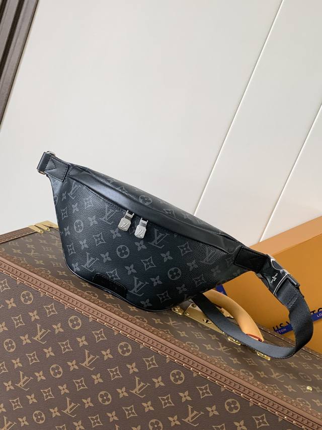 M46035黑花 顶级原单 变码芯片163C 此款 Discovery 腰包由 Monogram Eclipse 帆布制成，兼具休闲时尚气质与现代功能性。造型符