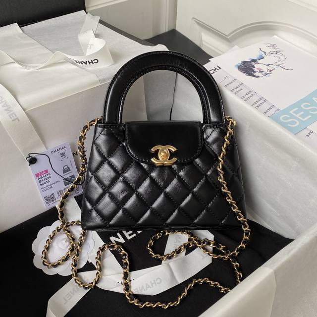 香奈儿绝美款Chanel 24新品As4416 绝美巴黎女性气质Hi，亲爱的小伙伴们这次，香奈儿带来了一系列黑色手袋，焕发出自信和谨慎的气息Size：19X13