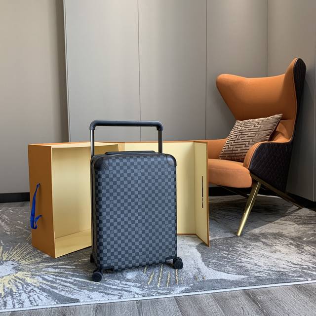 Lv驴家拉杆箱 旅行箱 登机箱Lv拉杆箱55Cmhorizon 四轮拉杆箱，55厘米邂逅奢华四轮拉杆箱的未来。由公认的划时代工业设计大师Marc Newson亲
