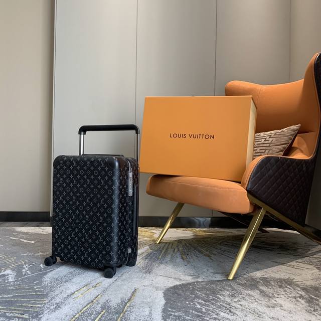 Lv驴家拉杆箱 登机箱 旅行箱Lv拉杆箱55Cmhorizon 四轮拉杆箱，55厘米邂逅奢华四轮拉杆箱的未来。由公认的划时代工业设计大师Marc Newson亲