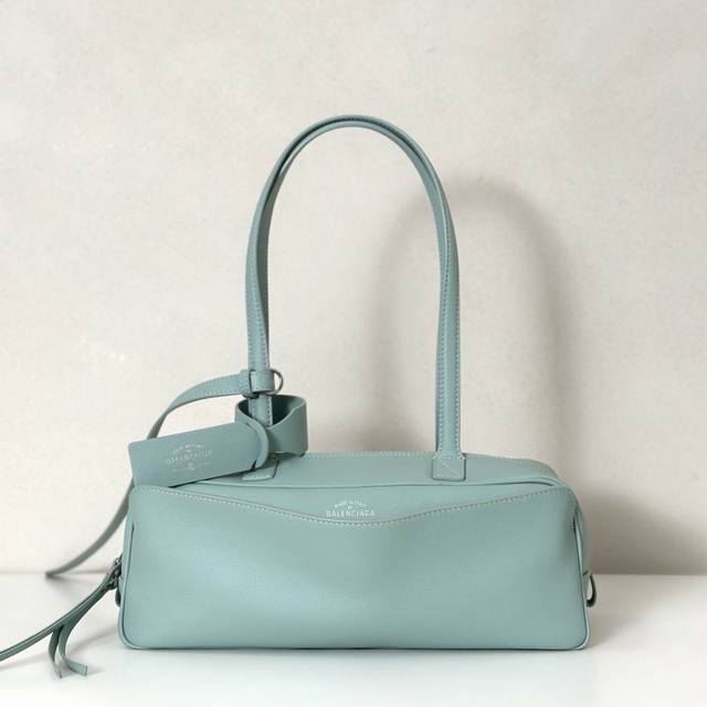 巴黎世家 Carrie 小号薄荷绿全皮保龄球手袋 尺寸：长30.9×高11.9X宽11.9Cm 手柄高度：25.9Cm 采用粒面牛皮革制成，手感柔软细腻，也具有