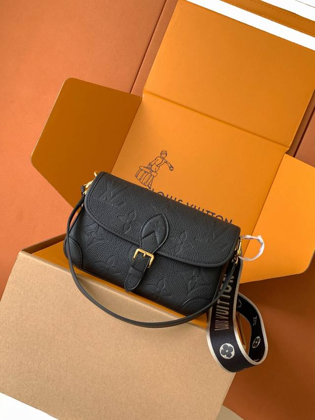 Diane 手袋 特级加强版 型号： M46386皮料： 是意大利A级皮料五金： 采用进口A级全钢五金包装： 全套原厂Mb包装尺寸：23.0 X 16.0 X