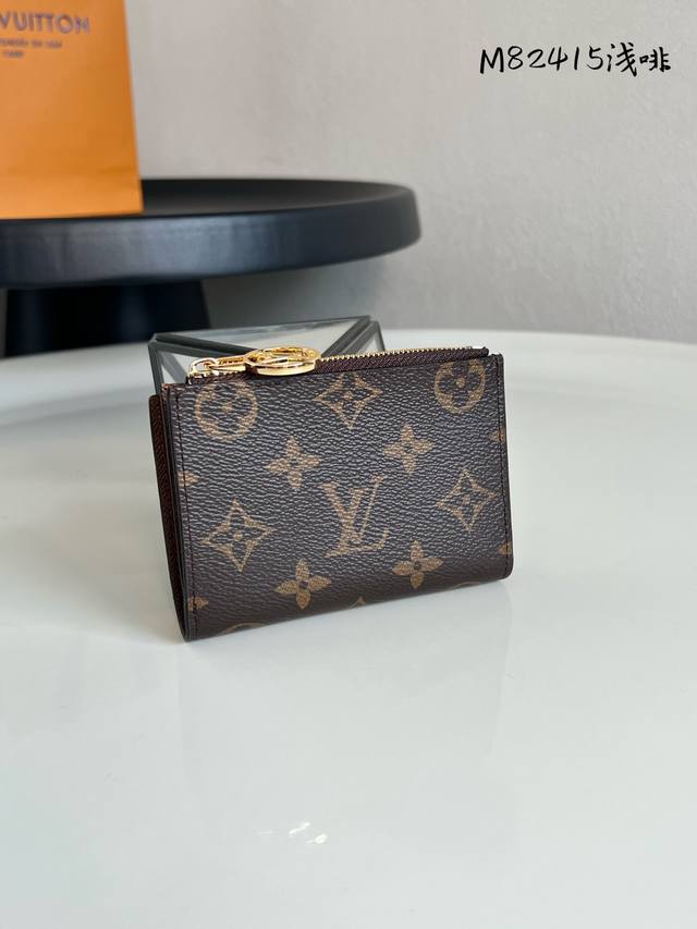 出厂价P 芯片版 顶级原单 M82415棕色 Portefeuille Lisa 采用 Monogram 帆布制成，内衬彩色皮革。这款紧凑型钱包配有 Lv Ci