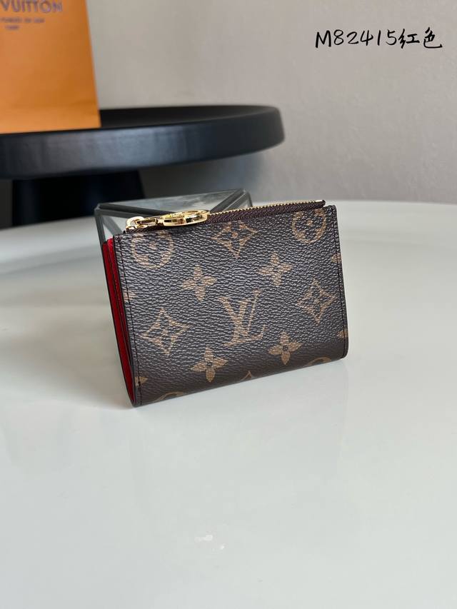 出厂价P 芯片版 顶级原单 M82415红色 Portefeuille Lisa 采用 Monogram 帆布制成，内衬彩色皮革。这款紧凑型钱包配有 Lv Ci
