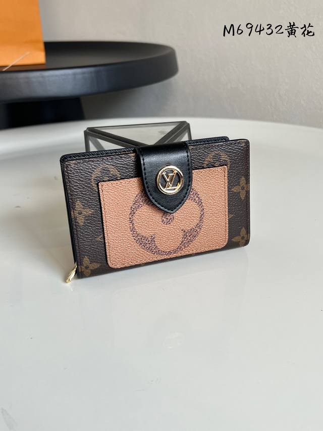 出厂价P 芯片版M69432老花黄花 Juliette 钱夹以经典 Monogram 帆布烘托 Monogram Giant Reverse 帆布裁制的别致前袋 出厂价P 芯片版M69432老花黄花 Juliette 钱夹以经典 Monogram 帆布烘托 Monogram Giant Reverse 帆布裁制的别致前袋