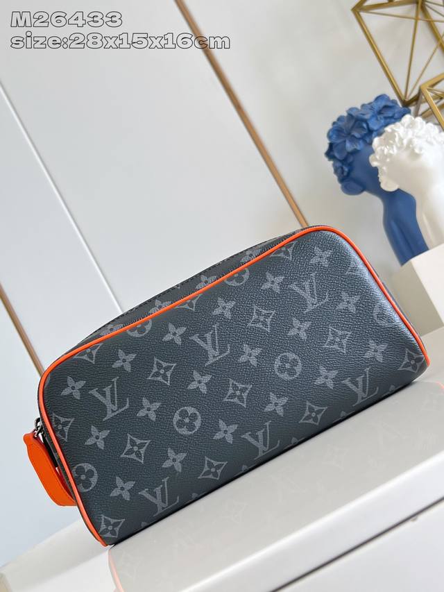 顶级原单 独家实拍 M 15246橙 本款 Dopp Kit 盥洗袋选用 Monogram Eclipse 帆布，为 Monogram 爱好者带来内敛之选。充裕