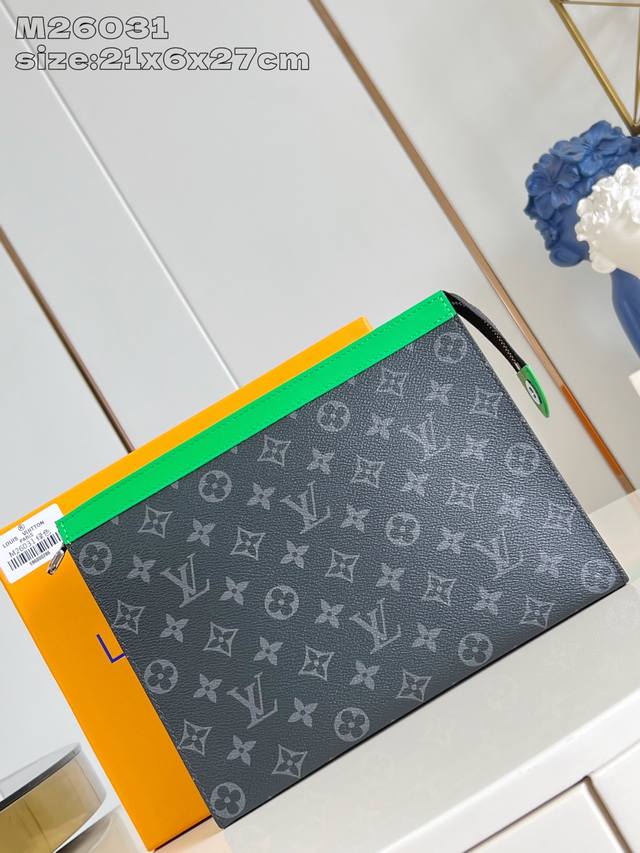 顶级原单 独家实拍 M26031绿 Pochette Voyage 中号手拿包取材 Monogram Eclipse 涂层帆布，以明丽皮革饰边传递动感气息。卡片