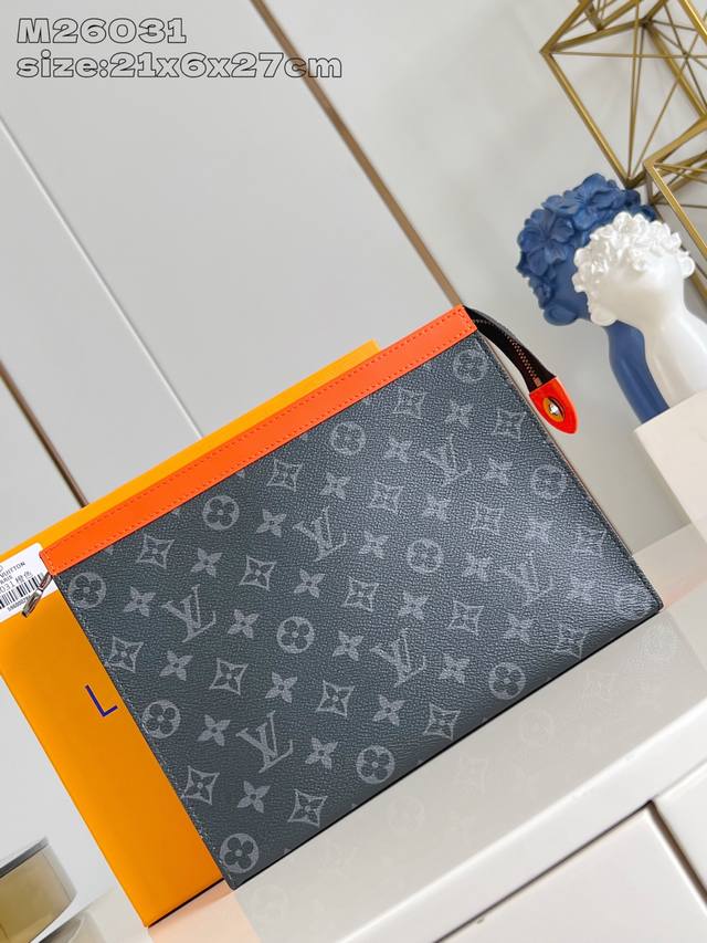 顶级原单 独家实拍 M26031橙 Pochette Voyage 中号手拿包取材 Monogram Eclipse 涂层帆布，以明丽皮革饰边传递动感气息。卡片