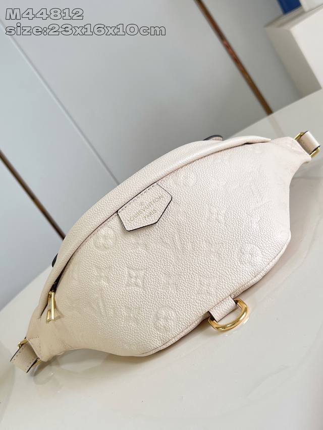 顶级原单 M44812白压花 路易威登推出经典 Bumbag 腰包的小号版本。柔软的 Monogram Empreinte 皮革浮现 Monogram 压纹图案