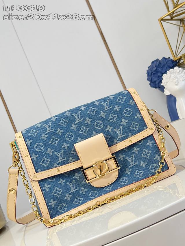 顶级原单 M13319 本款 Dauphine Soft 大号手袋以 Monogram 丹宁布焕新演绎经典廓形，为考究设计点缀 Lv 字母、可拆卸链条和可调节皮
